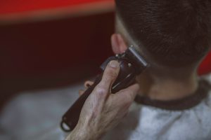 Haarfarbe auftragen bei Herren-Coloration
