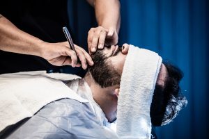 Bartpflege mit Rasiermesser beim Barbier