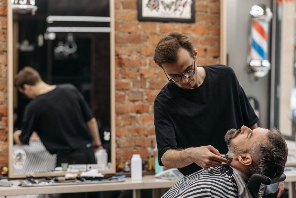 Gepflegter Arbeitsplatz im Barbershop mit Werkzeugen