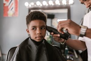 Kinderhaarschnitt beim Barbier