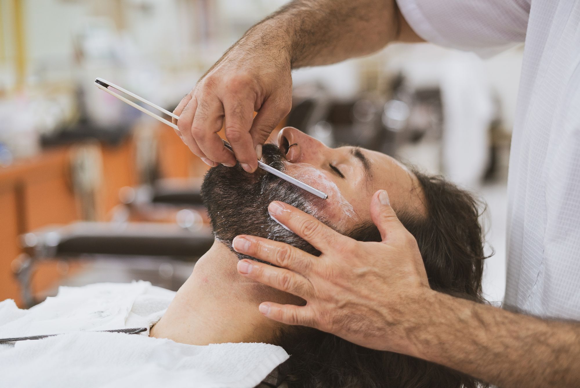 Barbier bei der Arbeit im Cappadocia Hairdesign Barbershop